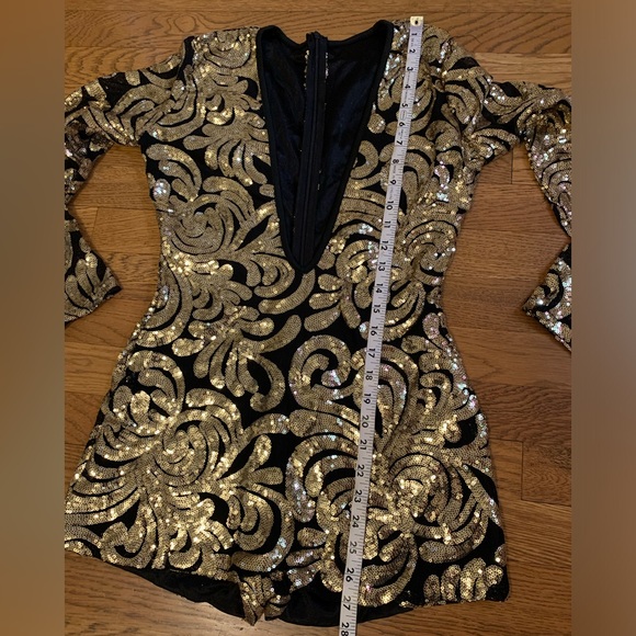 NWOT low v neck sequined romper size L - Picture 13 of 15